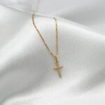 CON_CRUZCIRCONES6 Conjunto Cruz oro 18k con colgante de circones, joya femenina y atemporal.