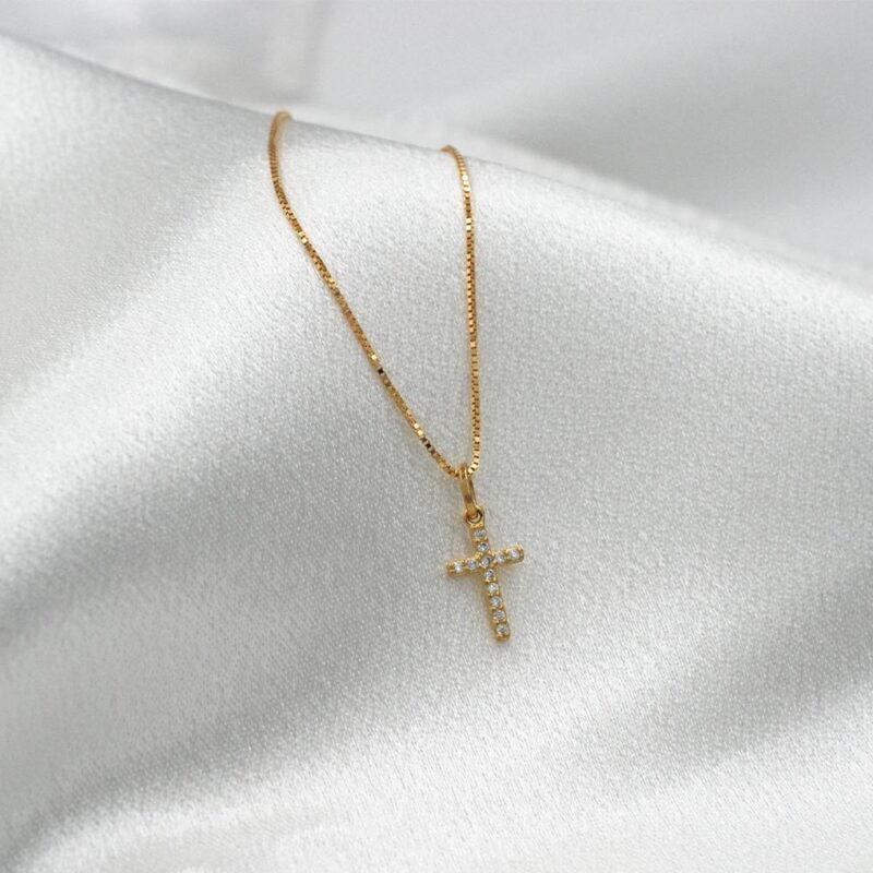 Conjunto Cruz oro 18k con colgante de circones, joya femenina y atemporal.