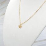 Conjunto de cadena y colgante lazo en oro 18k, joya fina para uso diario.