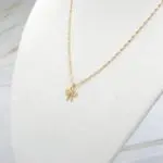Conjunto de cadena y colgante lazo en oro 18k, joya fina para uso diario.