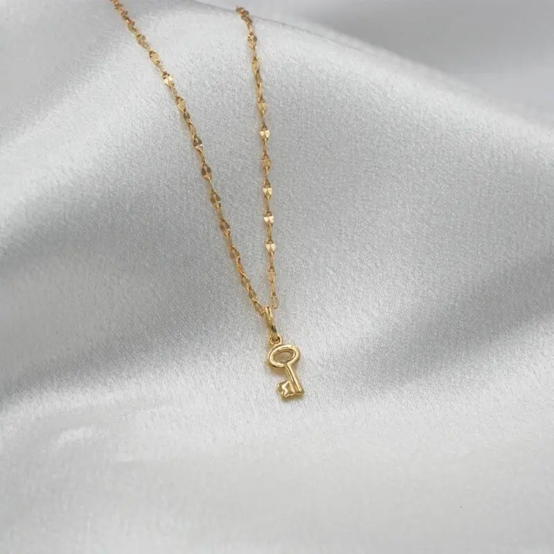 Cadena de oro 18k con colgante de llave, joya elegante y delicada