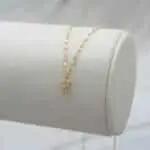 Dije de llave en oro amarillo 18k colgando en cadena fina