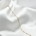 ulsera Alice de oro 18k para mujer, diseño delicado y brillante.