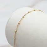 Detalle de la pulsera Alice en oro amarillo 18k, joya fina y minimalista.