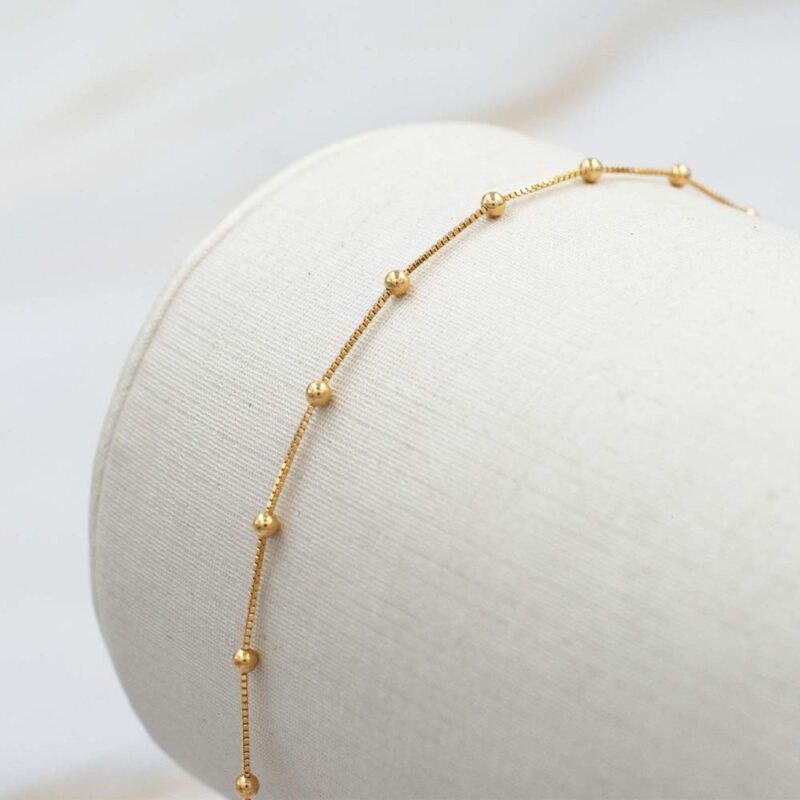 Detalle de la pulsera Alice en oro amarillo 18k, joya fina y minimalista.