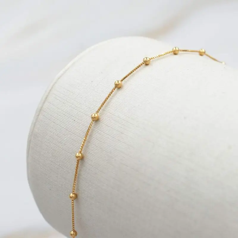 Detalle de la pulsera Alice en oro amarillo 18k, joya fina y minimalista.