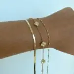 Pulsera delicada de oro 18k para mujer, modelo Alice, perfecta para combinar.