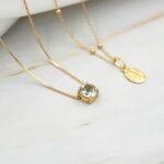 Cadena punto de luz con piedra natural, de oro amarillo 18k.