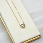 Collar punto de luz, de oro 18k con topacio natural. Una joya delicada y feminina.