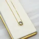 Collar punto de luz, de oro 18k con topacio natural. Una joya delicada y feminina.