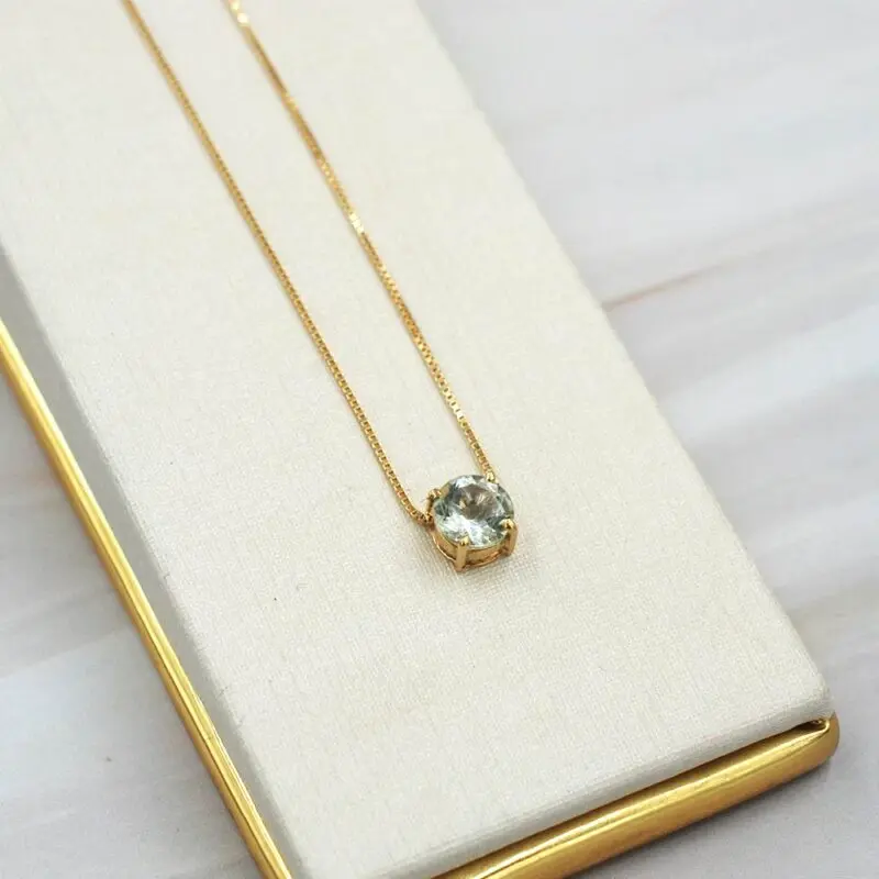 Collar punto de luz, de oro 18k con topacio natural. Una joya delicada y feminina.