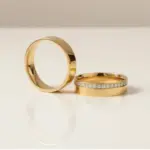 argolla de matrimonio con media vuelta de diamantes en oro 18k