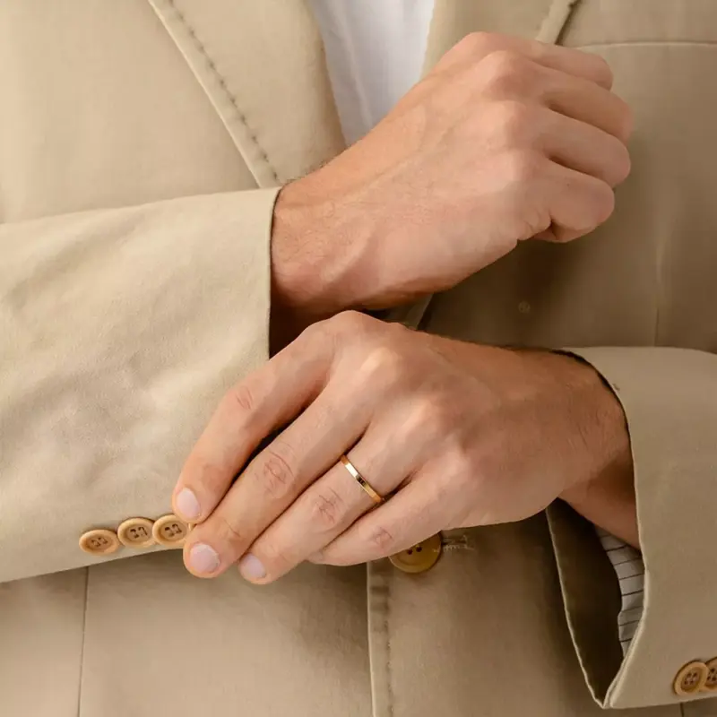 detalle argollas de matrimonio plana oro 18k pulido brillante