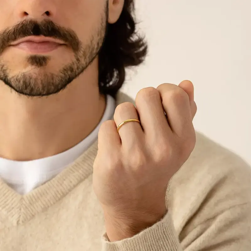 argolla de matrimonio delgada oro 18k diseño clásico inglés puesta en modelo masculino