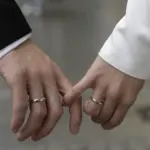 par de argollas de matrimonio en oro amarillo 18k con perfil inglés