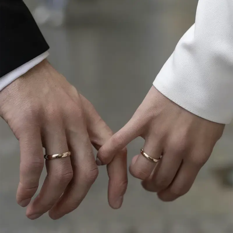 par de argollas de matrimonio en oro amarillo 18k con perfil inglés